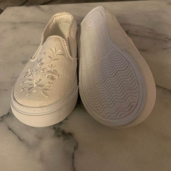 Baby Gap White Embroidered Slip-Ons - Picture 3 of 5